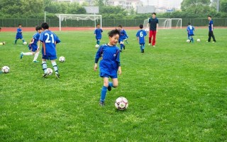 我国孩子学足球篮球吗，我国孩子学足球篮球吗视频